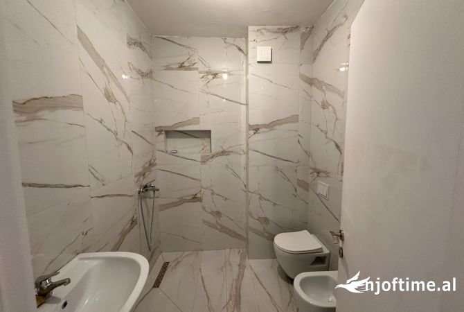  Qera Apartament 2+1 +2 Rruga e kavajes  prane spitalit gjerman 700 euro 