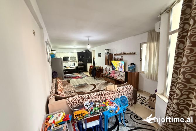 Shtepi ne shitje Apartament ne Tirane, 2+1, Mobilimi Bosh, pa mobiluar, Pagesa 140,000  Euro.