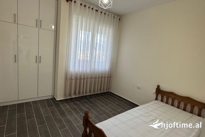 Shtepi me qera Apartament ne Tirane, 2+1, Mobilimi E mobiluar, Pagesa 500  Euro.