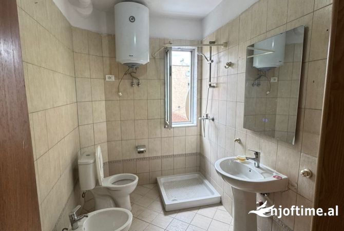 Shtepi me qera Apartament ne Tirane, 1+1, Mobilimi Pjeserisht e mobiluar, Pagesa 40,000  Leke.