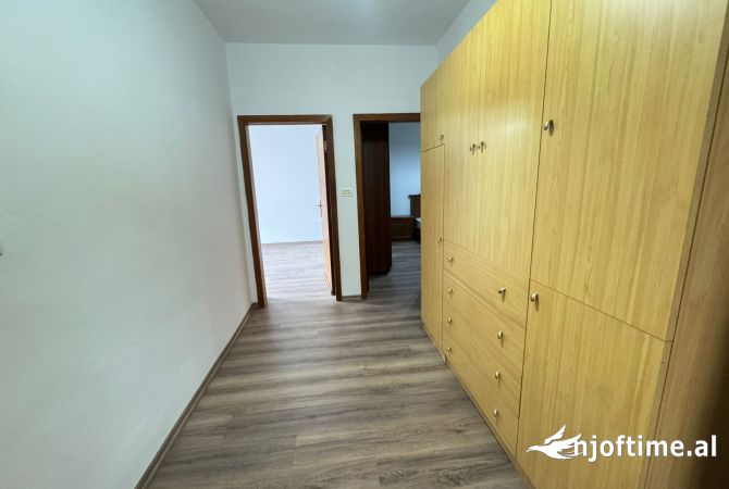 Shtepi me qera Apartament ne Tirane, 1+1, Mobilimi Pjeserisht e mobiluar, Pagesa 40,000  Leke.