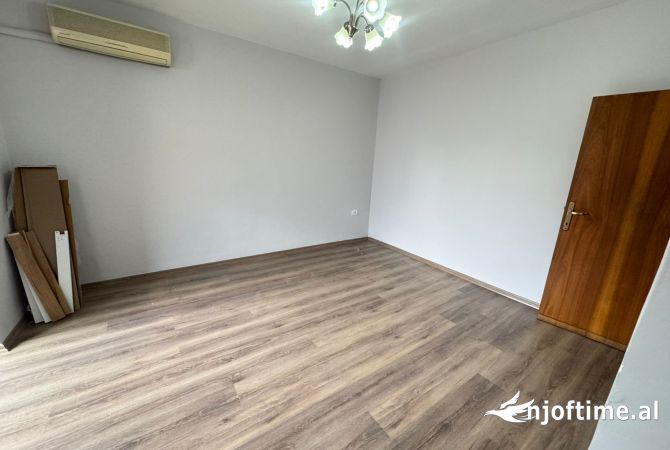 Shtepi me qera Apartament ne Tirane, 1+1, Mobilimi Pjeserisht e mobiluar, Pagesa 40,000  Leke.