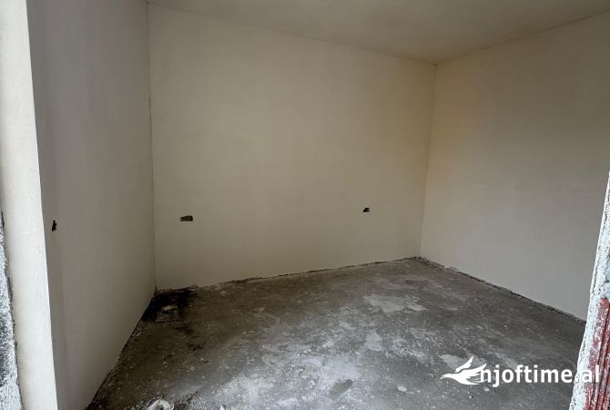 Shtepi ne shitje Apartament ne Tirane, 1+1, Mobilimi Bosh, pa mobiluar, Pagesa 128,500  Euro.