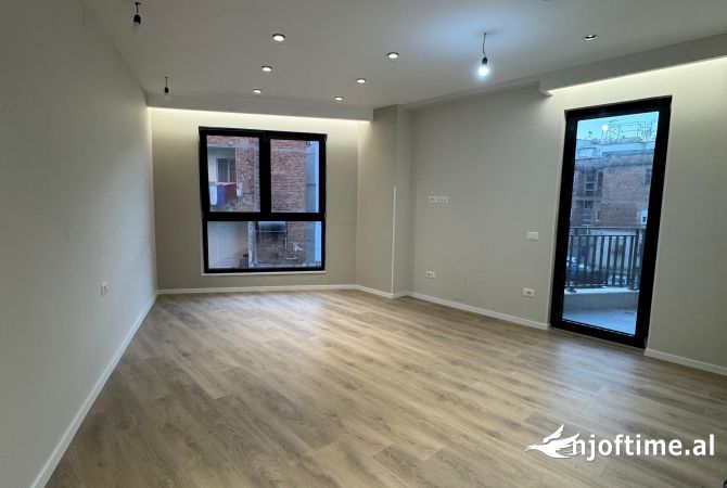 Shtepi me qera Apartament ne Tirane, Garsoniere, Mobilimi Bosh, pa mobiluar, Pagesa 450  Euro.