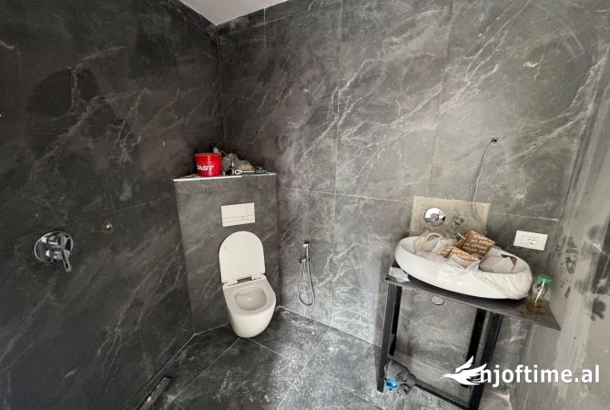 Shtepi me qera Apartament ne Tirane, Garsoniere, Mobilimi Bosh, pa mobiluar, Pagesa 1,200  Euro.