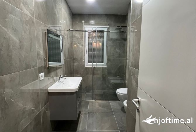 Shtepi me qera Apartament ne Tirane, 2+1, Mobilimi E mobiluar, Pagesa 900  Euro.