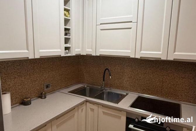 Shtepi me qera Apartament ne Tirane, 2+1, Mobilimi E mobiluar, Pagesa 650  Euro.