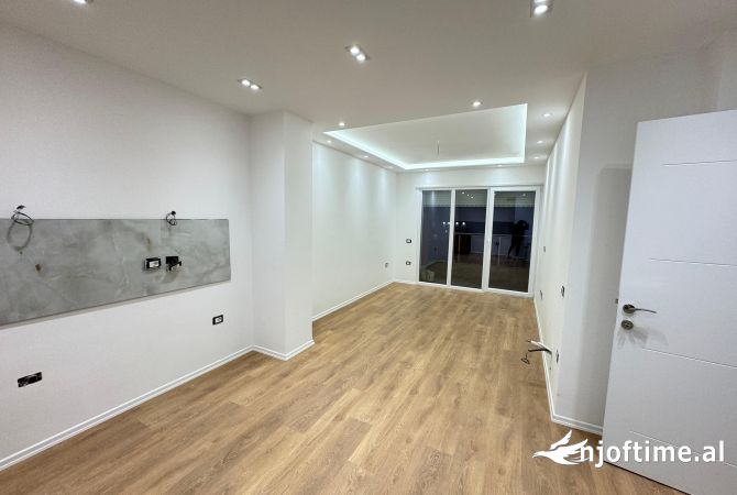 Apartament me qera 1+1  Rruga e elbasanit ,shkolla Osman Myderizi  400 euro 