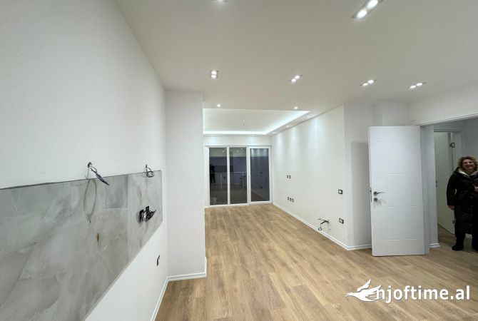 Apartament me qera 1+1  Rruga e elbasanit ,shkolla Osman Myderizi  400 euro 
