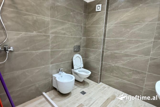 Ambient biznesi me qera 3+1 ne Tirane - 400 Euro