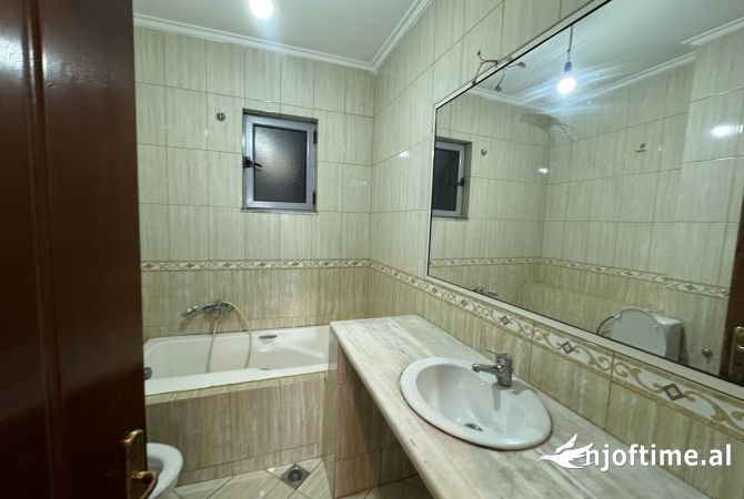 Shtepi me qera Apartament ne Tirane, 2+1, Mobilimi Pjeserisht e mobiluar, Pagesa 500  Euro.