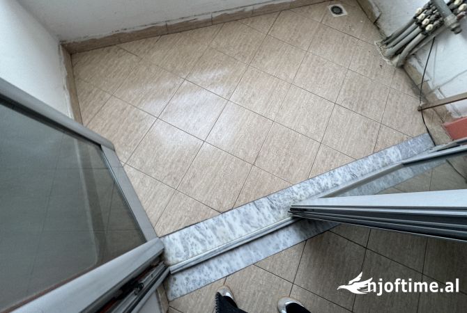Shtepi me qera Apartament ne Tirane, 2+1, Mobilimi Pjeserisht e mobiluar, Pagesa 500  Euro.