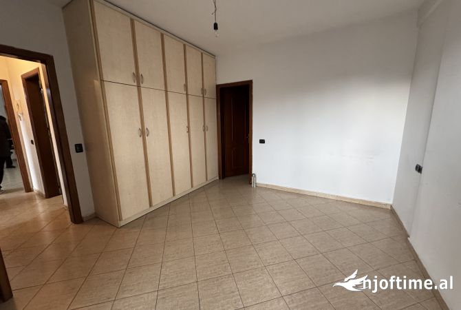 Shtepi me qera Apartament ne Tirane, 2+1, Mobilimi Pjeserisht e mobiluar, Pagesa 500  Euro.