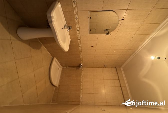 Shtepi me qera Apartament ne Tirane, 2+1, Mobilimi Pjeserisht e mobiluar, Pagesa 500  Euro.