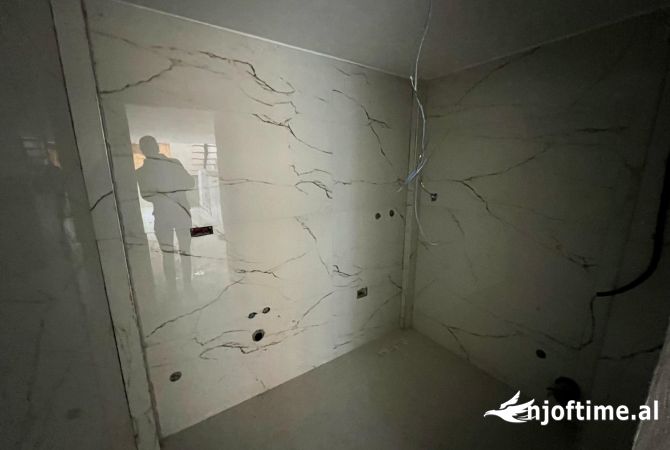 Shtepi ne shitje Apartament ne Tirane, 1+1, Mobilimi Bosh, pa mobiluar, Pagesa 320,000  Euro.