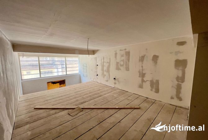 Shtepi ne shitje Apartament ne Tirane, 1+1, Mobilimi Bosh, pa mobiluar, Pagesa 320,000  Euro.