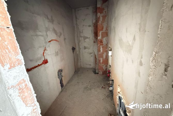 Shtepi ne shitje Apartament ne Tirane, 1+1, Mobilimi Bosh, pa mobiluar, Pagesa 95,000  Euro.