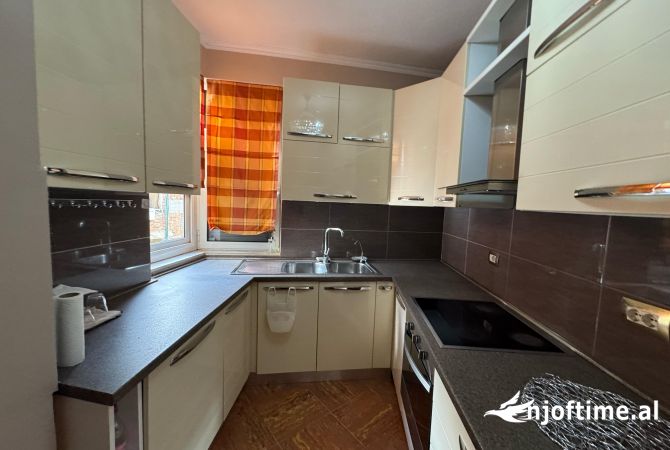 Shtepi me qera Apartament ne Tirane, 2+1, Mobilimi E mobiluar, Pagesa 1,000  Euro.