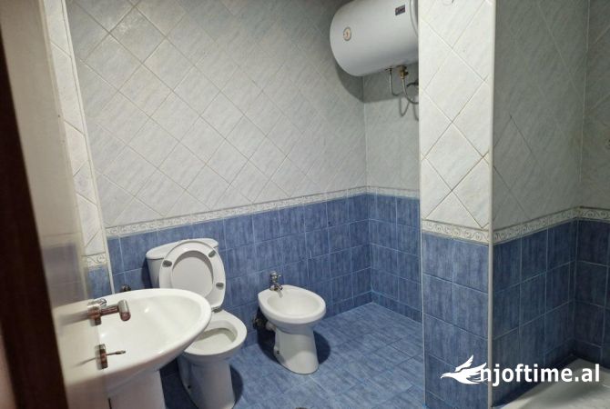 Ambient biznesi me qera 2+1 ne Tirane - 2,200 Euro