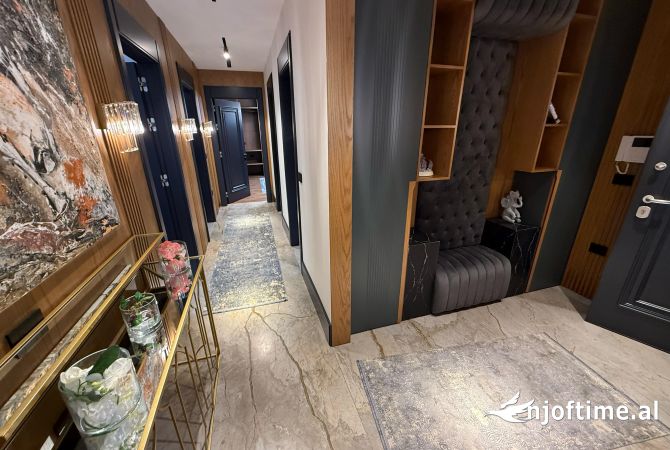 Shtepi me qera Apartament ne Tirane, 3+1, Mobilimi E mobiluar, Pagesa 4,000  Euro.