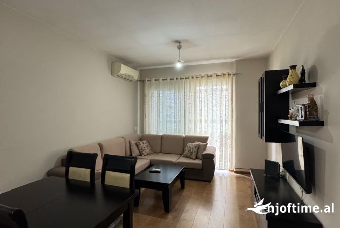 Shtepi me qera Apartament ne Tirane, 2+1, Mobilimi E mobiluar, Pagesa 450  Euro.