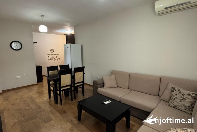 Shtepi me qera Apartament ne Tirane, 2+1, Mobilimi E mobiluar, Pagesa 450  Euro.