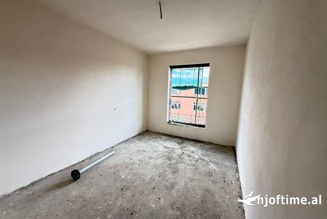 Shtepi ne shitje Apartament ne Tirane, 2+1, Mobilimi Bosh, pa mobiluar, Pagesa 150,000  Euro.