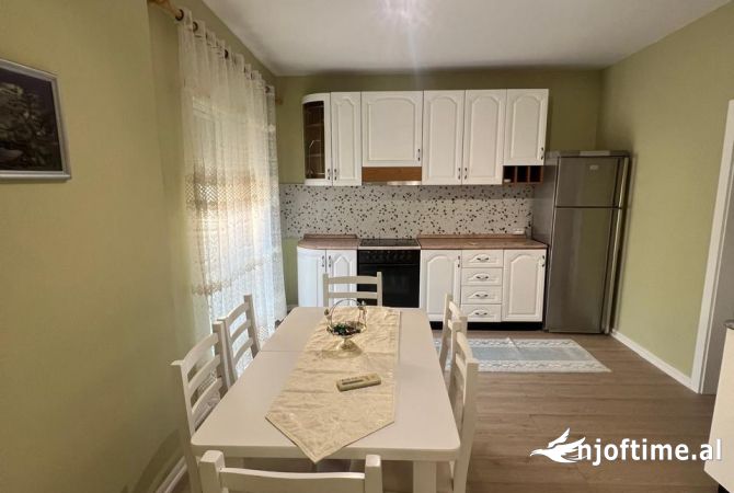 Shtepi me qera Apartament ne Tirane, 3+1, Mobilimi E mobiluar, Pagesa 600  Euro.