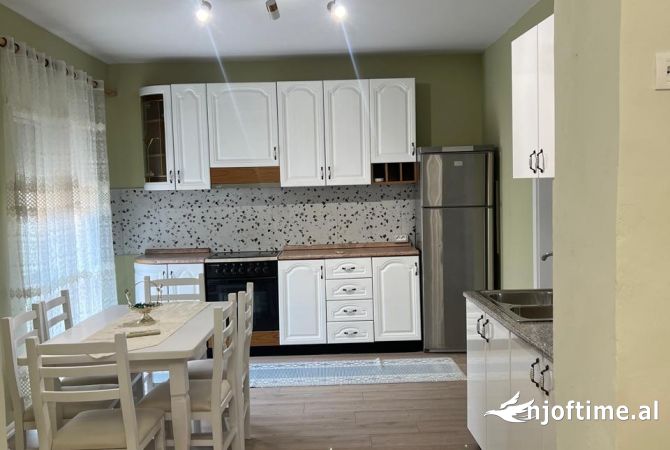 Shtepi me qera Apartament ne Tirane, 3+1, Mobilimi E mobiluar, Pagesa 600  Euro.