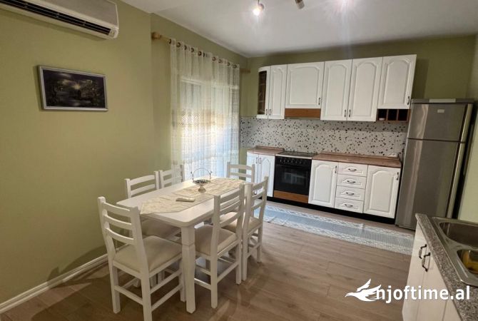 Shtepi me qera Apartament ne Tirane, 3+1, Mobilimi E mobiluar, Pagesa 600  Euro.