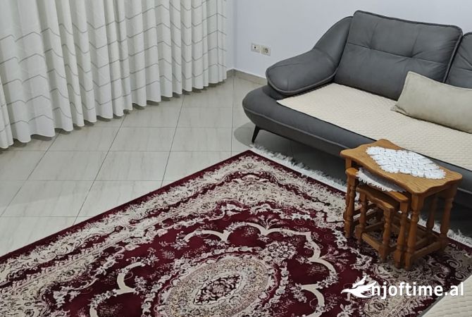 Shtepi me qera Apartament ne Tirane, 1+1, Mobilimi E mobiluar, Pagesa 400  Euro.