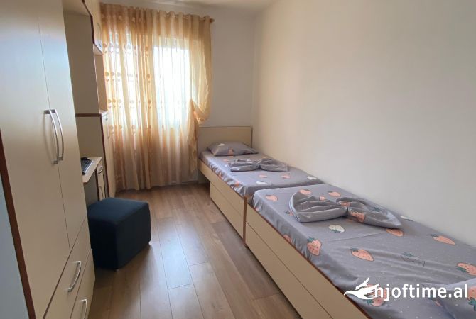 Shtepi ne shitje Apartament ne Tirane, 2+1, Mobilimi E mobiluar, Pagesa 125,000  Euro.