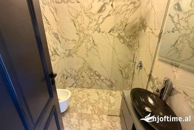 Shtepi me qera Duplex(shtepi me 2 kate) ne Tirane, 4+1, Mobilimi E mobiluar, Pagesa 5,000  Euro.