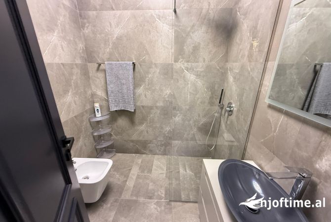 Shtepi me qera Duplex(shtepi me 2 kate) ne Tirane, 4+1, Mobilimi E mobiluar, Pagesa 5,000  Euro.