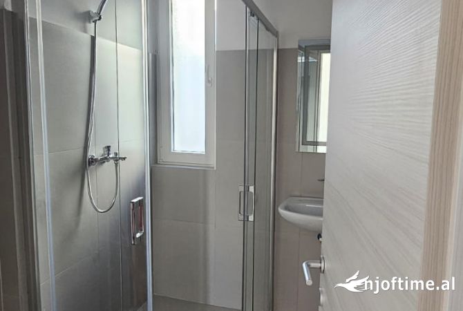 Ambient biznesi me qera 3+1 ne Tirane - 62,000 Leke