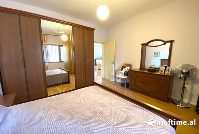 Shtepi ne shitje Apartament ne Tirane, 2+1, Mobilimi E mobiluar, Pagesa 225,000  Euro.