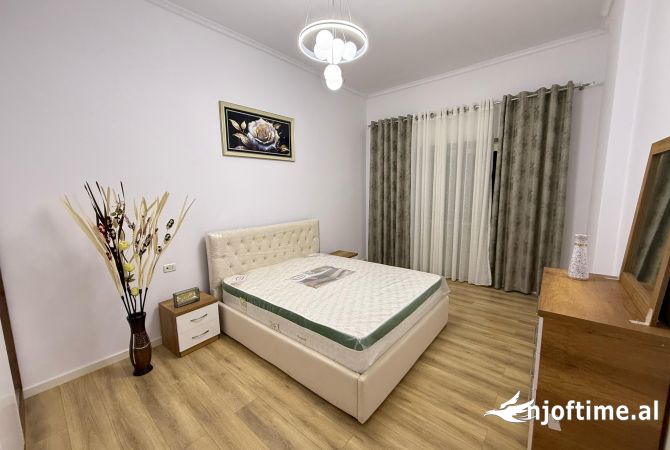 Shtepi ne shitje Apartament ne Tirane, 2+1, Mobilimi E mobiluar, Pagesa 145,000  Euro.