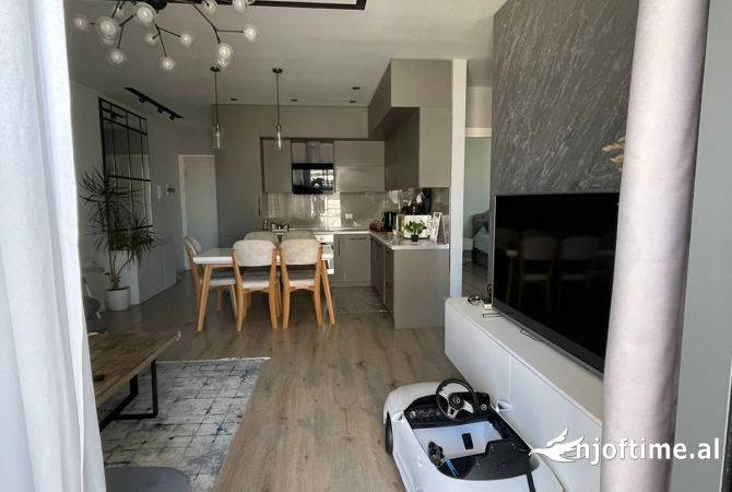 Shtepi ne shitje Apartament ne Tirane, 2+1, Mobilimi E mobiluar, Pagesa 240,000  Euro.