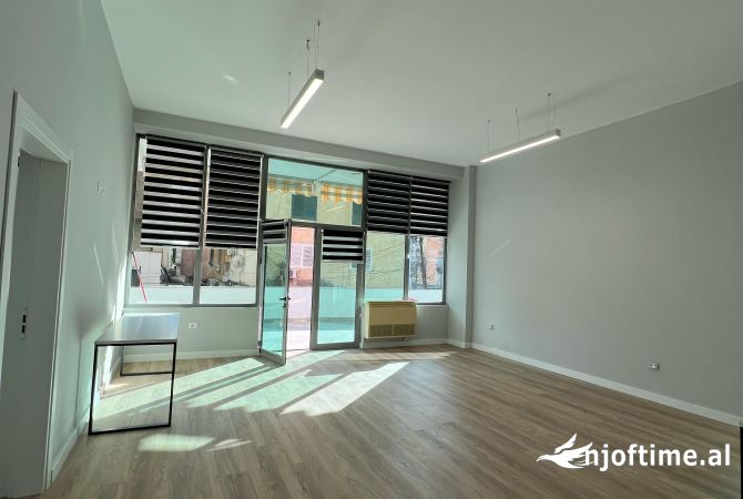 Ambient biznesi me qera 2+1 ne Tirane - 2,000 Euro