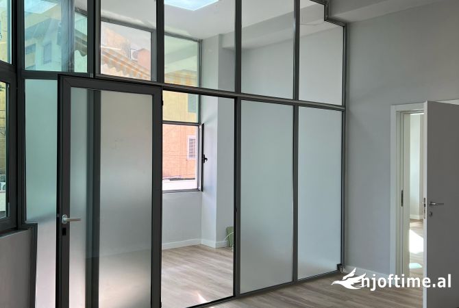 Ambient biznesi me qera 2+1 ne Tirane - 2,000 Euro