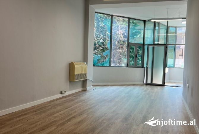 📣Qera Ambient per Zyra📍Rruga Prokop Mima 🛣️Prane Supermarket Xhangolli✨✨2000 euro 