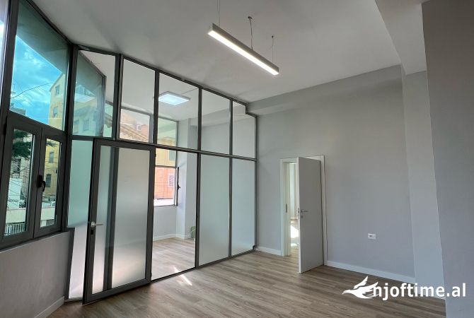 📣Qera Ambient per Zyra📍Rruga Prokop Mima 🛣️Prane Supermarket Xhangolli✨✨2000 euro 