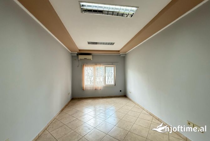 Ambient biznesi me qera 3+1 ne Tirane - 80,000 Leke