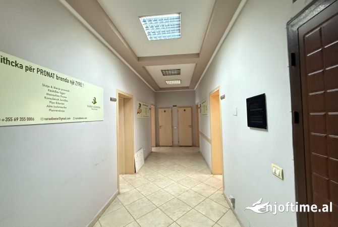 Ambjent per Zyre per Qera  📍21 Dhjetori, Rruga e Kavajes  📐80.000 leke te reja 
