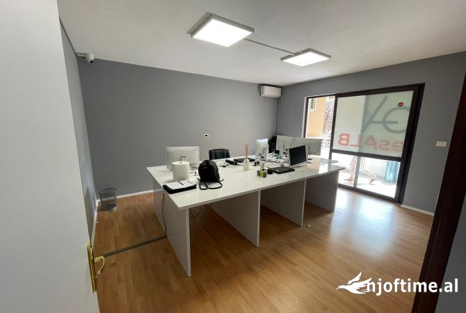 Qera 3+1+2 per Zyra 📍Bllok  Kati 4 me ashensor Cmimi 1000 euro