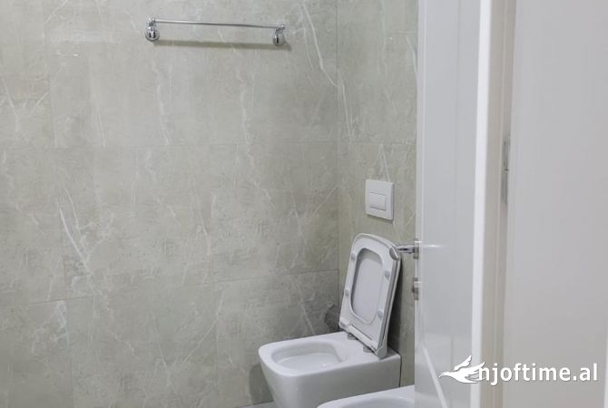 Shtepi me qera Apartament ne Tirane, 2+1, Mobilimi Pjeserisht e mobiluar, Pagesa 400  Euro.