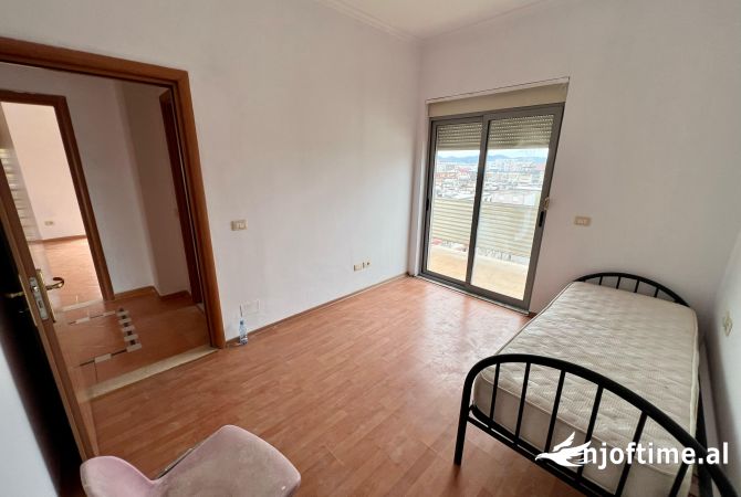 Shtepi me qera Apartament ne Tirane, 2+1, Mobilimi Pjeserisht e mobiluar, Pagesa 35,000  Leke.