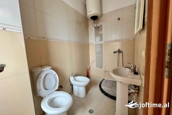 Shtepi me qera Apartament ne Tirane, 2+1, Mobilimi Pjeserisht e mobiluar, Pagesa 35,000  Leke.