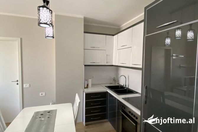 Shtepi ne shitje Apartament ne Tirane, 1+1, Mobilimi E mobiluar, Pagesa 145,000  Euro.