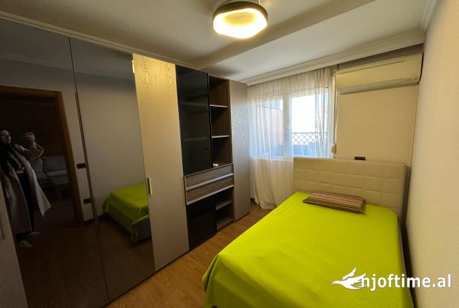 Shtepi ne shitje Apartament ne Tirane, 3+1, Mobilimi E mobiluar, Pagesa 330,000  Euro.